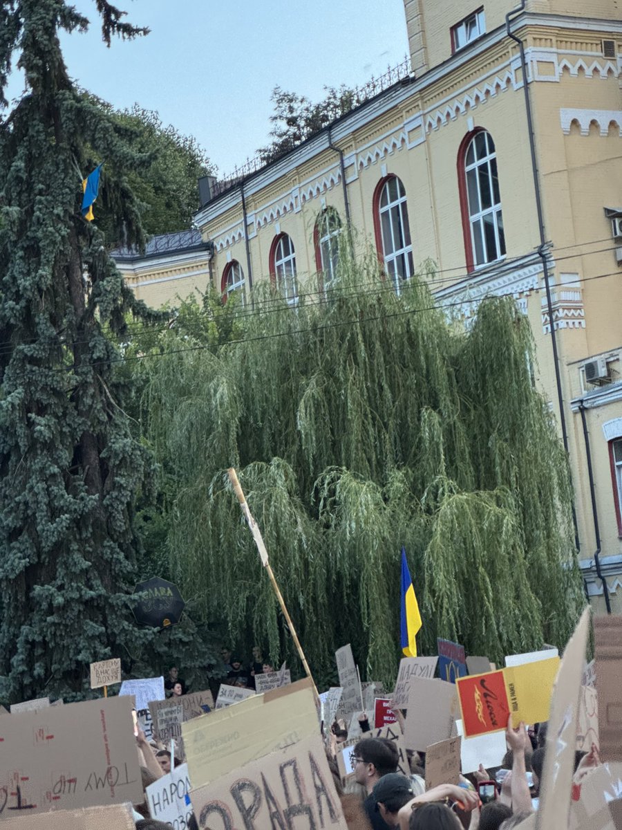 Хтось приніс з собою ТРИМБІТУ!!!!

Які ж ви ахуєнні, українці!!!!!