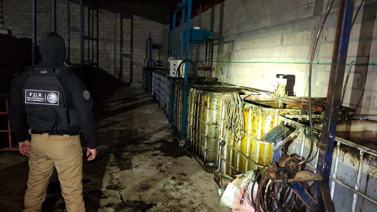 Identidad Morelos C. on X: "DESCUBREN BODEGA CLANDESTINA DE HUACHICOL EN TRES MARÍAS 🚨⛽ La mañana del jueves, autoridades federales realizaron un operativo en el poblado de Tres Marías, municipio de Huitzilac,