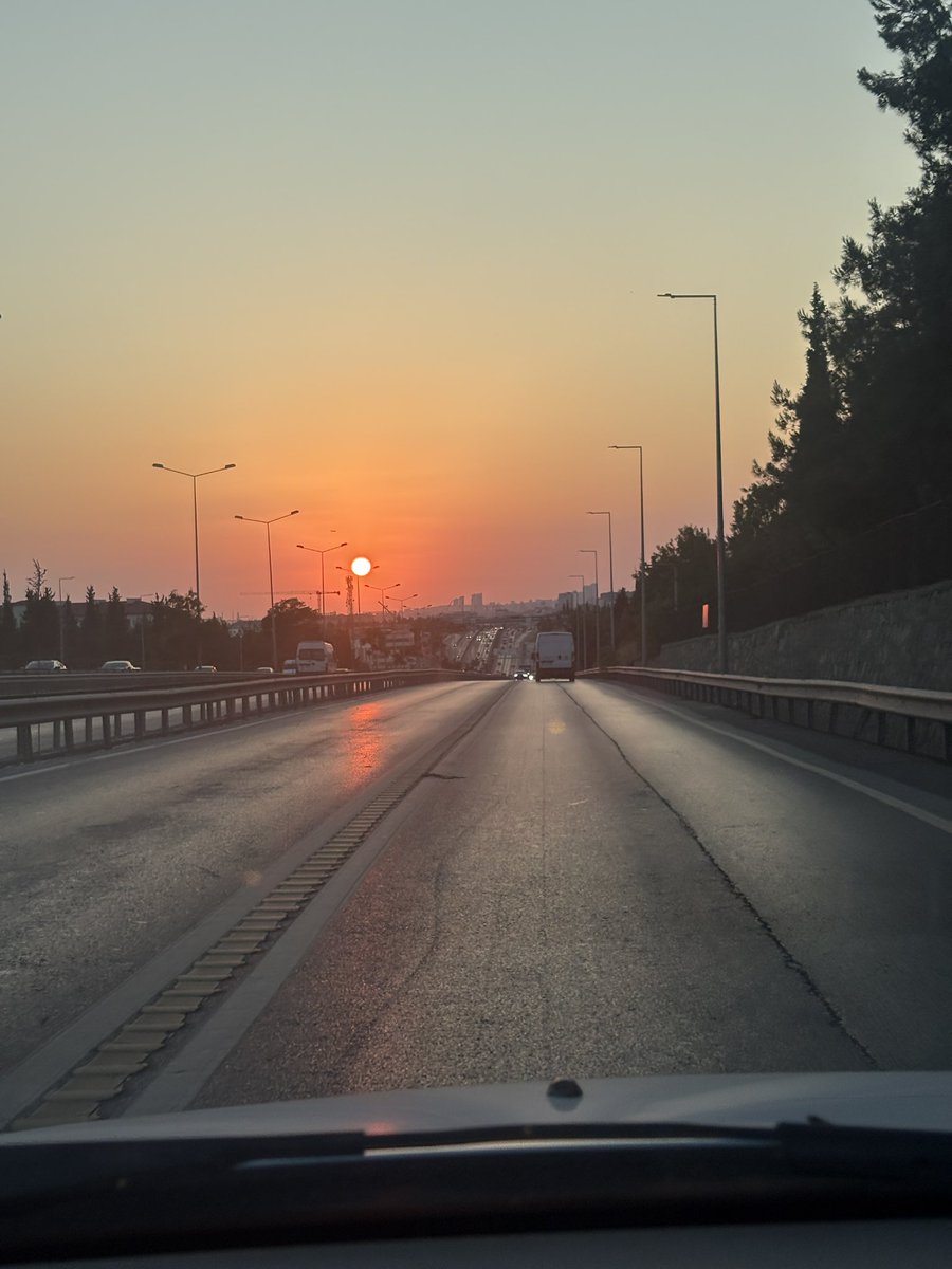 Ruhumun sırtında yük var onu sürükledi önüme rüzgar
Esti de poyrazı boş yere yön vermedi savun diye rüzgar