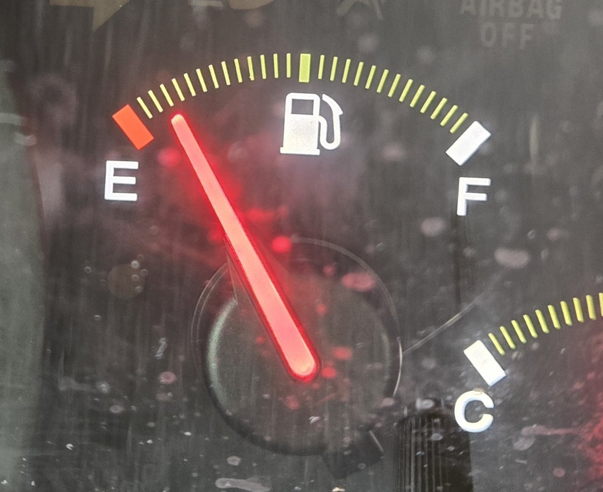 skyfullofstarks's tweet image. my mom had to use my car this week and told me i had a quarter of a tank of gas left... THAT IS SIGNIFICANTLY LESS THAN A QUARTER OF A TANK SMH!!!