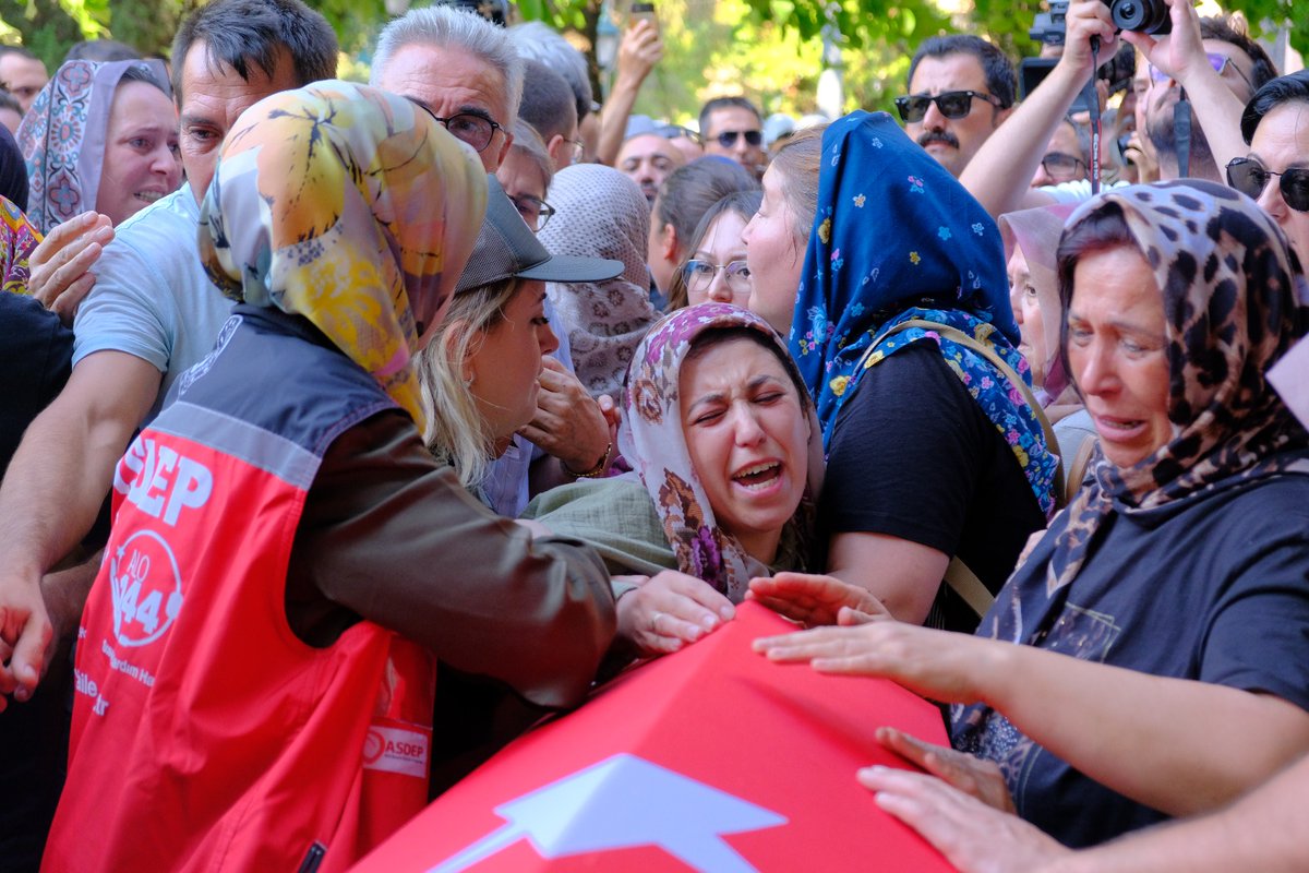 Seyitgazi'deki yangında hayatını kaybeden orman işçisi Eyüp Dereli, Reşadiye Camii'nde son yolculuğuna uğurlandı. Böyle bir çağda küçücük çocuklara, oğluna, kızına babalarının yangın söndürürken vefat ettiğini kim, nasıl anlatacak? Çok zor..