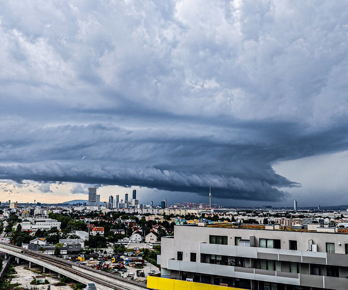 Meteovilles's tweet image. ⚡ Impressionnante cellule orageuse vue depuis #Vienne en #Autriche ce jeudi 24 juillet 2025. De forts #orages éclatent du nord de l'Italie à la Slovaquie. (photo Thomas Goerlitz)