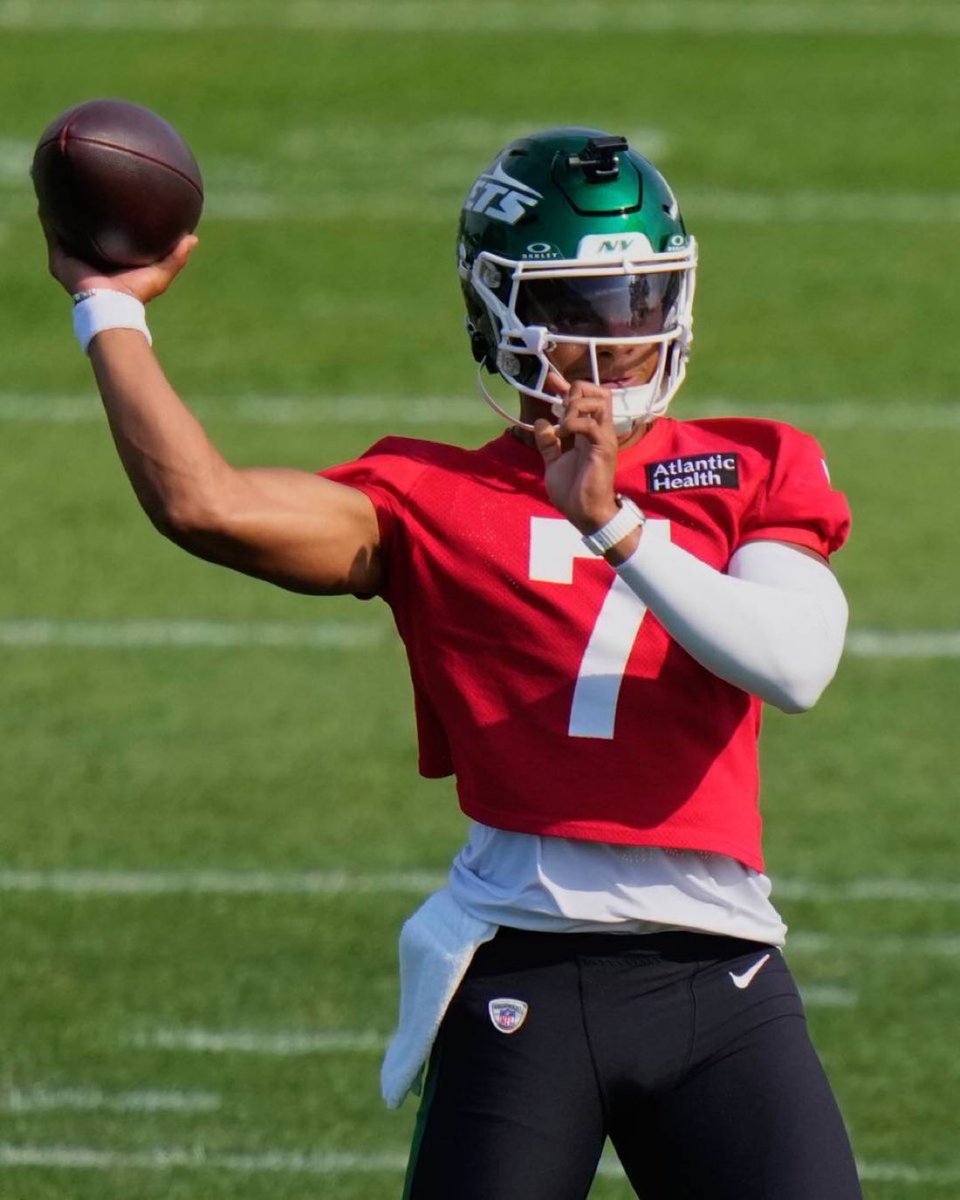 RyanFieldABC's tweet image. A sigh of relief from Jets camp.
UPDATE: After medical evaluation, QB Justin Fields sustained a dislocated toe in his right foot and will be day-to-day. Fields avoided serious injury and significant missed time.