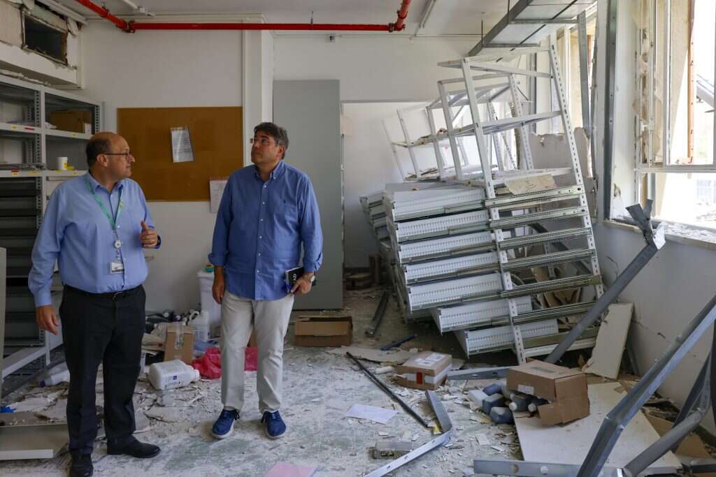 jfederations's tweet image. “In addition to @UJAFedNY, many partners across Israel and the Jewish world stepped in to help. This wasn't just solidarity; it was a powerful message of shared destiny,” said Rubik Danilovich, the Mayor of Beersheba ow.ly/xc6v50WuLqw