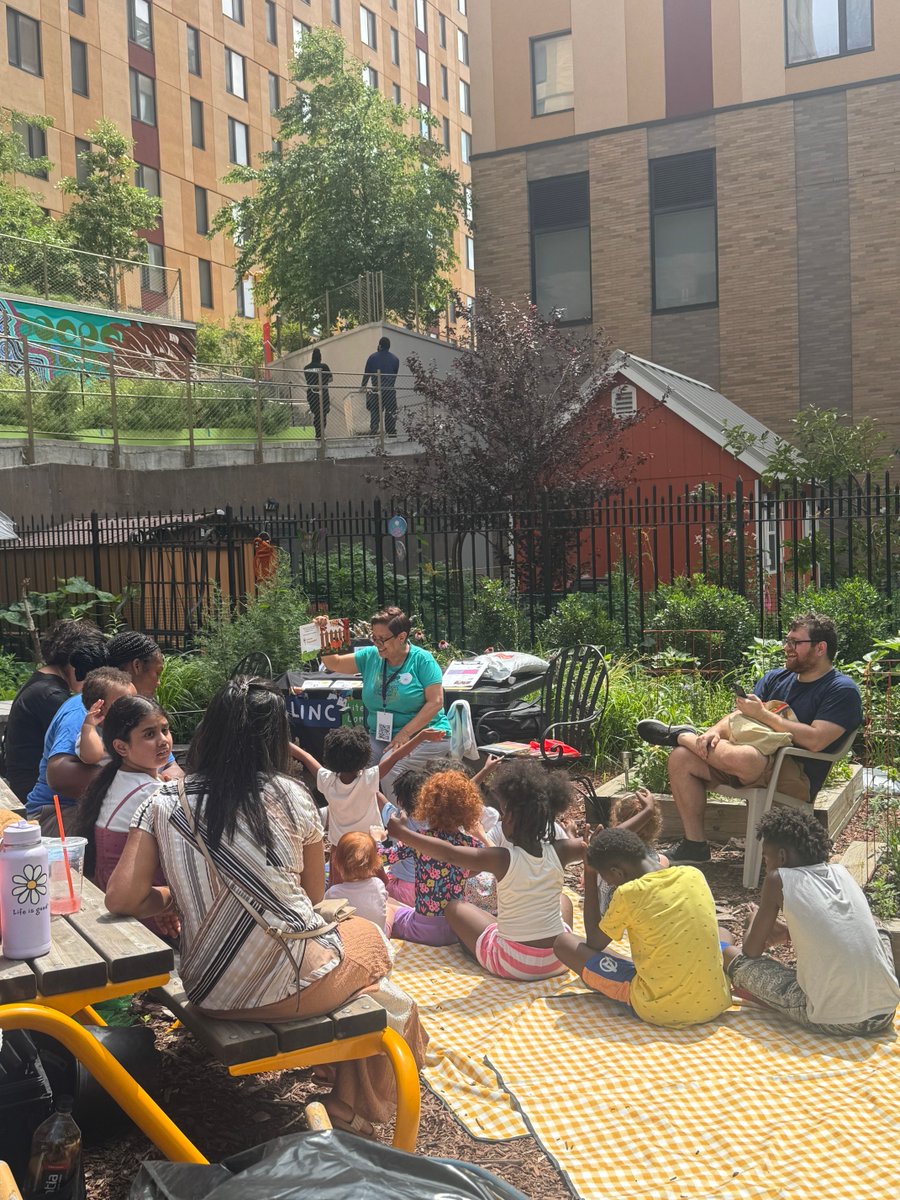 linc_nyc's tweet image. 🌱☀️Books & Blankets returns to East Harlem! We’re bringing stories, songs & early literacy fun to 2 neighborhood gardens:
📅7/30 | Mission Garden w/ @NYCGreenThumb
📅8/1 | El Cataño Garden w/ @NYRP
FREE fun for children 0–5 yrs old but all are welcome: tinyurl.com/eh25summer
