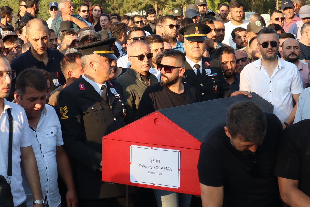_hakanolgun's tweet image. 🔴BİR YİĞİT GİTTİ...

🇹🇷Vatanına ve toprağına sevdalı bir evlattı. 
Ve şimdi; sessizce sadece toprağa değil, bu milletin yüreğine gömüldü.

🇹🇷Kahraman orman işçimiz Tolunay Kocaman’ı; Dualarla, gözyaşlarıyla, saygı ve minnetle ebediyete uğurladık.

🔥Alevlerin ortasında…