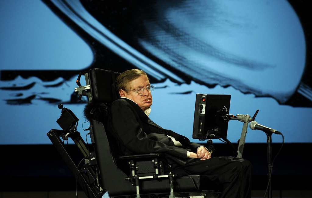 StanfordBrain's tweet image. Stephen Hawking lived with ALS for 50+ years, reshaping our understanding of black holes, the universe, and our place within it.
In this crossover episode of From Our Neurons to Yours and @famousandgravy, @lore_nick and @osbornemc reflect on his legacy.
neuroscience.stanford.edu/news/famous-gr…