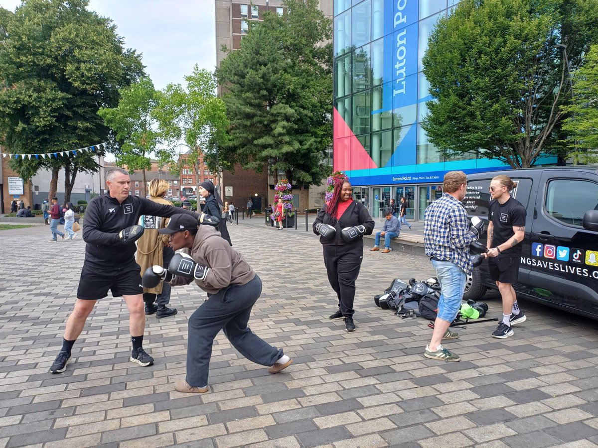 lutoncouncil's tweet image. Our first ‘Fitness in the Square’ yesterday was a hit 🥊
Fancy some joining in with some FREE community boxing fitness sessions with @boxinsaveslives?
Every Wednesday for the next 5 weeks from 5.30pm to 6.30pm, all levels welcome 💪
Book your space 👉 …ness-in-the-square-2.eventbrite.co.uk