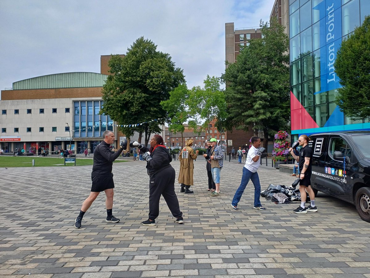 lutoncouncil's tweet image. Our first ‘Fitness in the Square’ yesterday was a hit 🥊
Fancy some joining in with some FREE community boxing fitness sessions with @boxinsaveslives?
Every Wednesday for the next 5 weeks from 5.30pm to 6.30pm, all levels welcome 💪
Book your space 👉 …ness-in-the-square-2.eventbrite.co.uk