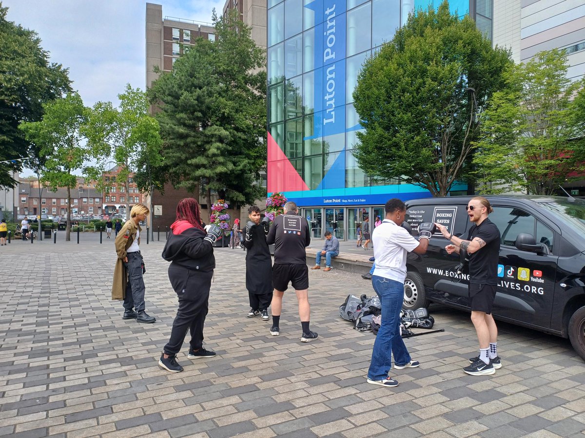 lutoncouncil's tweet image. Our first ‘Fitness in the Square’ yesterday was a hit 🥊
Fancy some joining in with some FREE community boxing fitness sessions with @boxinsaveslives?
Every Wednesday for the next 5 weeks from 5.30pm to 6.30pm, all levels welcome 💪
Book your space 👉 …ness-in-the-square-2.eventbrite.co.uk