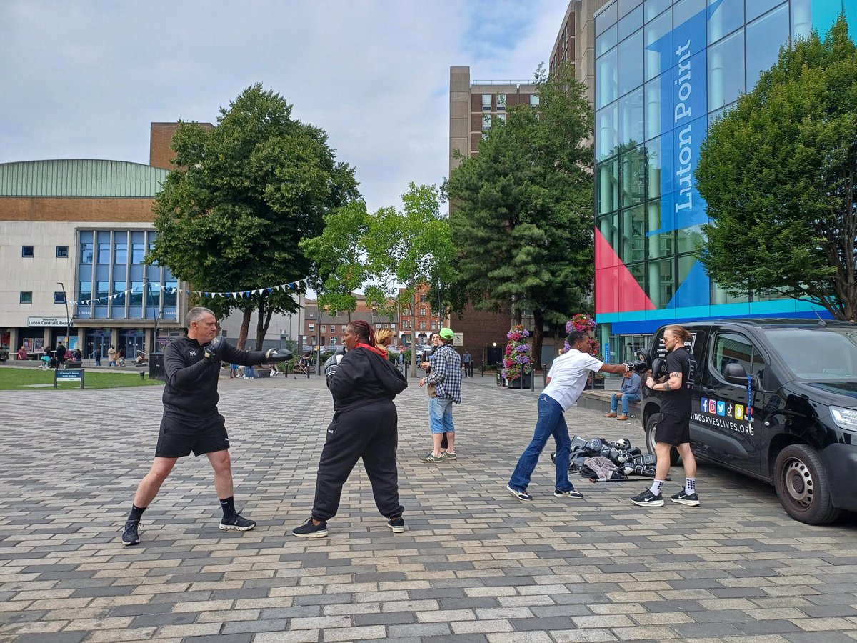 lutoncouncil's tweet image. Our first ‘Fitness in the Square’ yesterday was a hit 🥊
Fancy some joining in with some FREE community boxing fitness sessions with @boxinsaveslives?
Every Wednesday for the next 5 weeks from 5.30pm to 6.30pm, all levels welcome 💪
Book your space 👉 …ness-in-the-square-2.eventbrite.co.uk