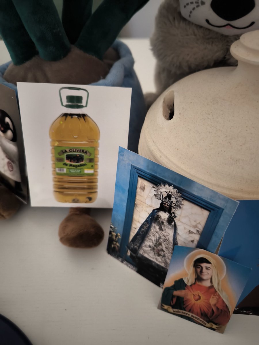 chica_en_off's tweet image. Detalles del altar de hoy. El momento ha sido cuando mi chico me ha dicho, ¿has impreso una botella de aceite? Y yo, sí, es de aceite de Magallón ☺️
🧡 JUANJO GANADOOOOOR 🧡