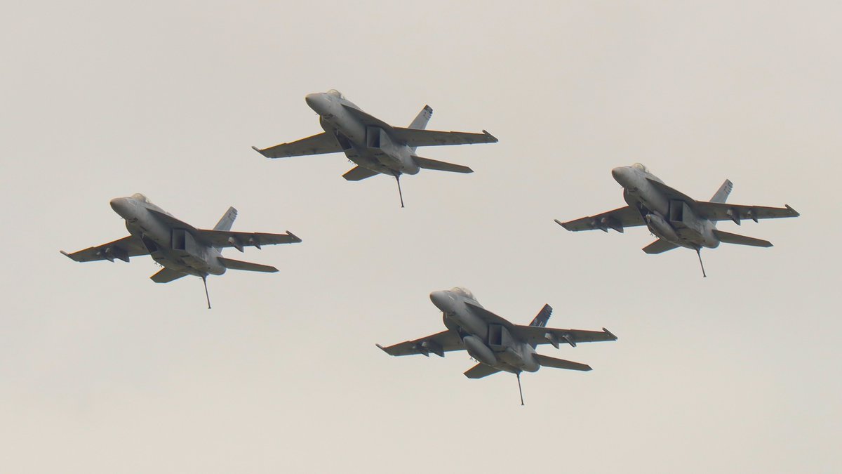 MARR_Airplanes's tweet photo. McDonnell Douglas F/A-18E Super Hornet Display and Demonstration @NASOceana DOD open house and airshow 2024 part 2.
#nasoceana #militaryaviation #fighterjets #aviationlovers #avgeek #photography #f18e #boeing https://t.co/3i3JXV7KAF