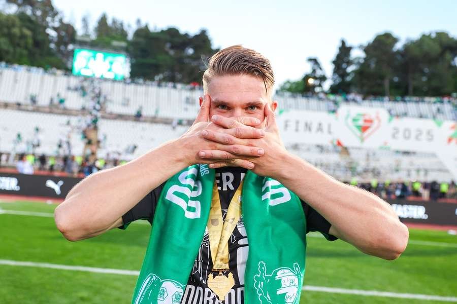 Gooner_vic2's tweet image. The plan for Viktor Gyökeres is to undergo his medical tomorrow evening in London. He'll then fly with Andrea Berta to Singapore to join up with Arsenal's pre-season tour.
Cristhian Mosquera to also join the #AFC squad after being formally announced.✈️
@JacobsBen
