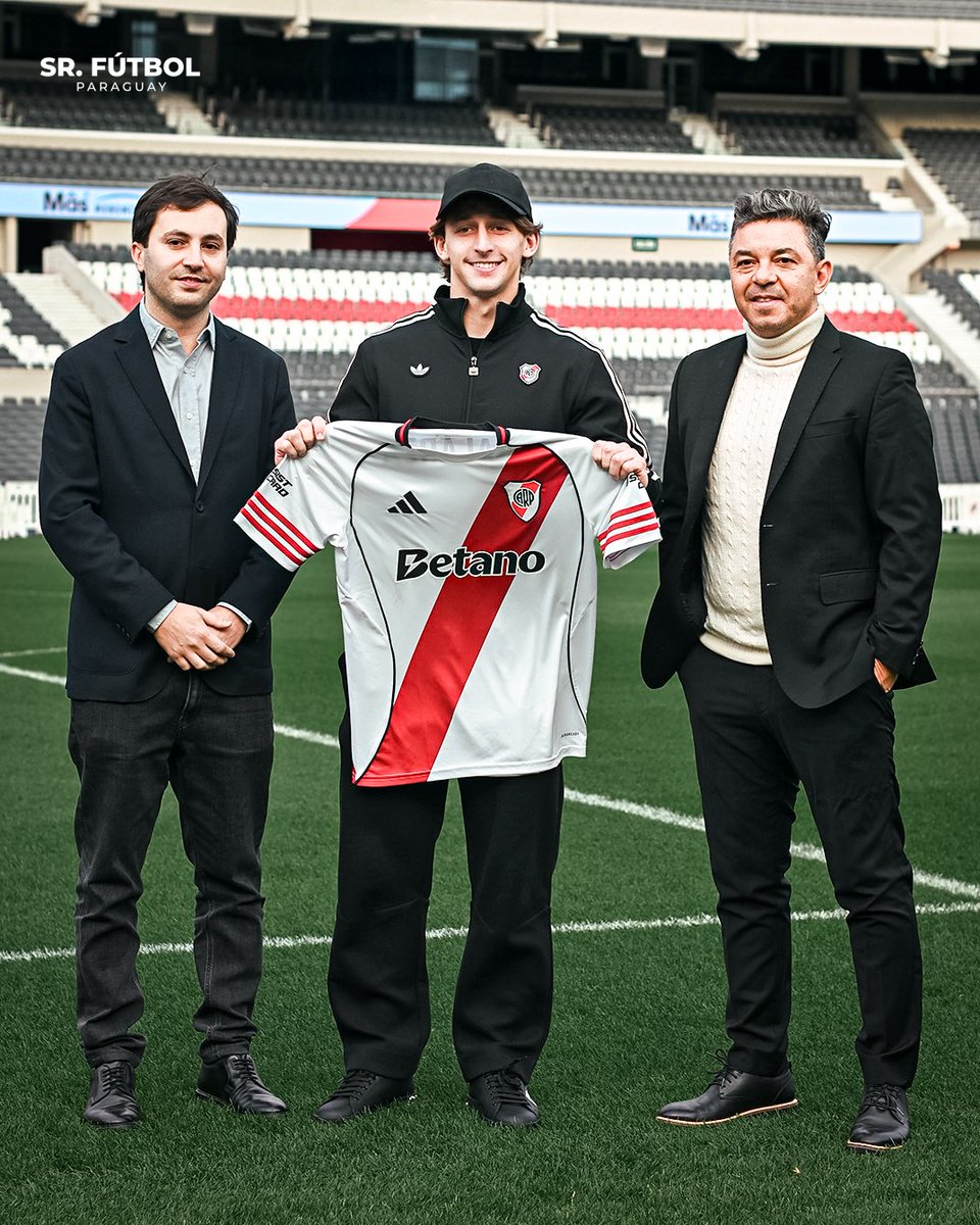 SrFutbolPy's tweet photo. La primera imagen de Matías Galarza como NUEVO JUGADOR de River Plate. Nuestro compatriota defenderá la camiseta del Millonario y será dirigido por Marcelo Gallardo, que manifestó estar muy contento de tenerlo en su plantel.

👏🏻🇵🇾 El paso más importante de su carrera. https://t.co/mD88y92Ltf