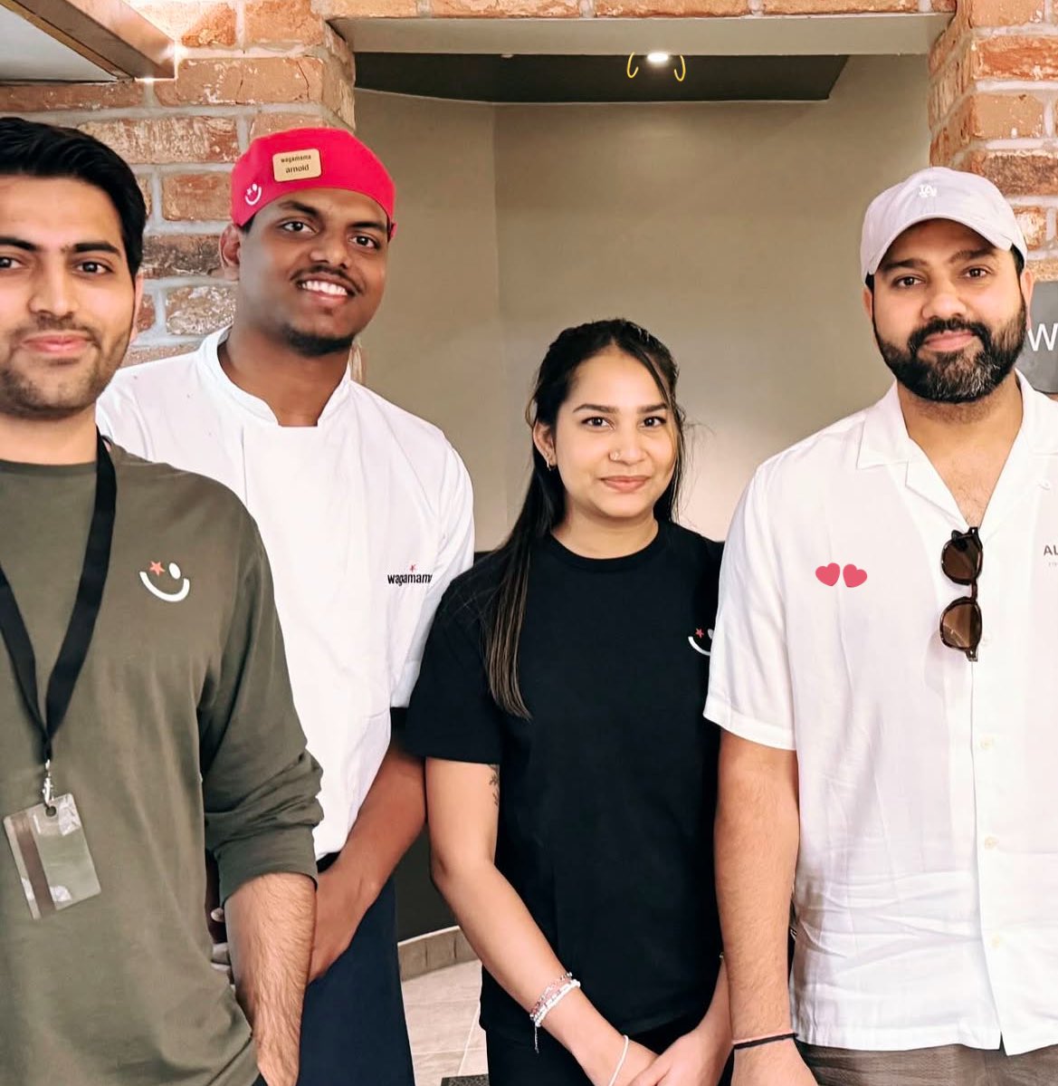๐๐ฎ๐ฌ๐ก๐ข๐ข๐ขโดโต (@rushiii_12) on Twitter photo Rohit Sharma clicked with cute Fangirl and restaurants staff in London.โค๏ธ
The favourite for all <a href="/ImRo45/">Rohit Sharma</a> ๐ Rohit Sharma clicked with cute Fangirl and restaurants staff in London.โค๏ธ
The favourite for all <a href="/ImRo45/">Rohit Sharma</a> ๐