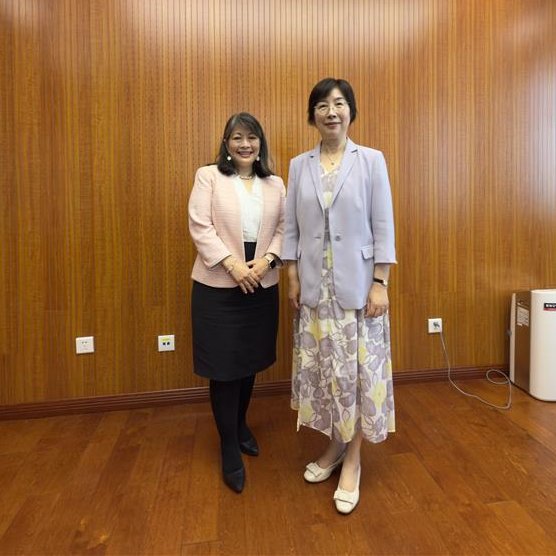 JuneUNICEF's tweet image. A great privilege to meet H.E. Zou Jiayi, President-elect of AIIB. We explored ways for UNICEF & @AIIB_Official to partner and leverage innovative financing in areas such as water & sanitation, digital infrastructure, procurement of supplies & climate change initiatives.