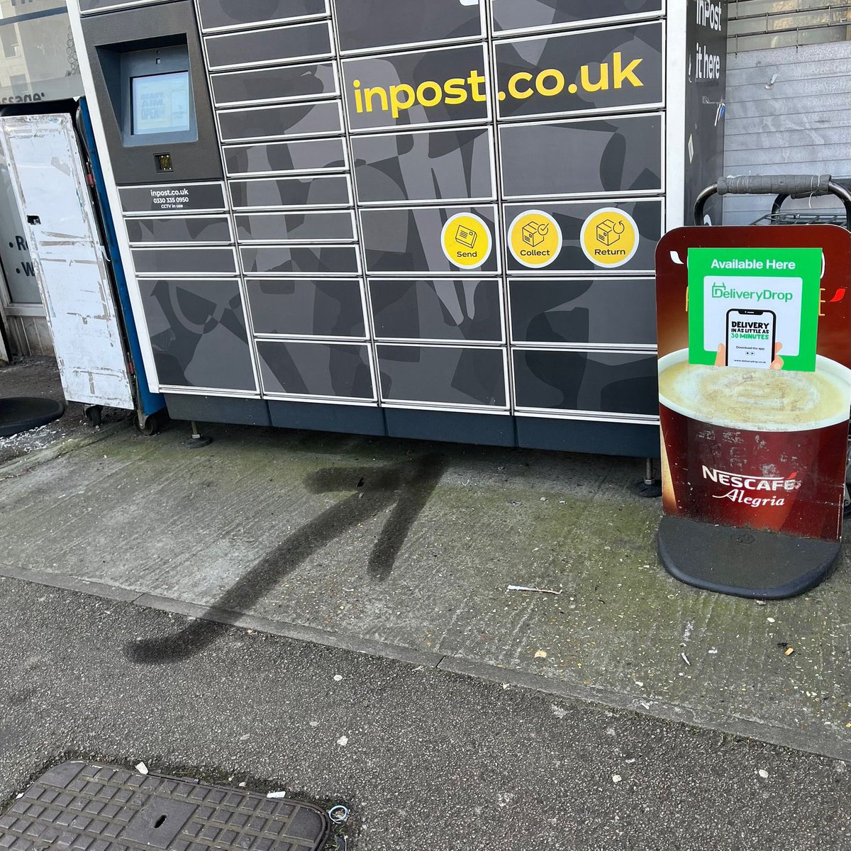 JoeSolomon7's tweet photo. “@EnfieldCouncil why are residents on Bowes Road between Brownlow Road and Livingston Road provided no bins despite a major rat infestation? There are shops and restaurants on this road. We need sealed bins NOW to protect public health. #Enfield #WasteManagement” https://t.co/9tHrqMEH24