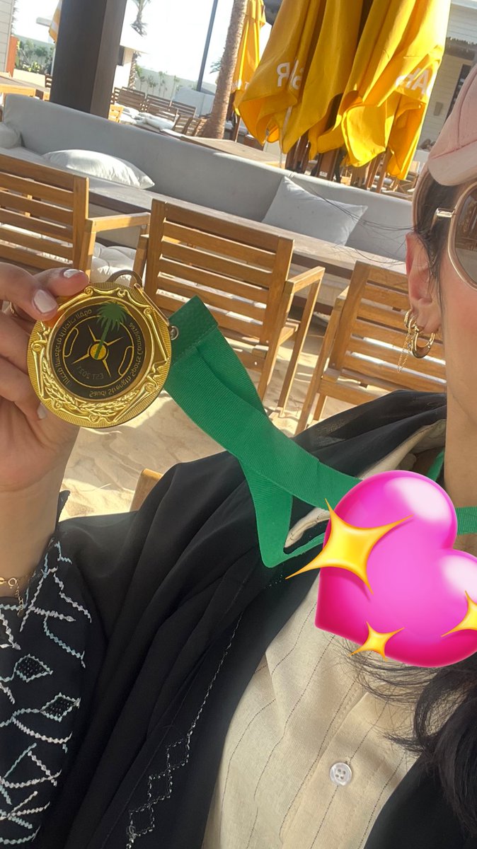 بعد شهر  ونص من بطولة المملكة للباورليفتنق وبعد قطعة سنة كاملة من تويتر بس قلت لازم انزل بتويتر اني اخذت ذهبية مره ثانية وبفئة اقل وزنية اقل 
هالسنة ذهبية على فئة ٥٢ 😌