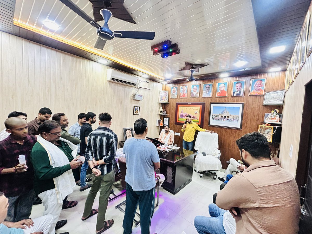 आज सायं बांदा नगर डीएम कालोनी स्थित अपने कैंप कार्यालय पर आये आगंतुकों से भेंट कर उनकी समस्याओं की जनसुनवाई की..!!

जनहित सर्वोपरि 🙏🌺