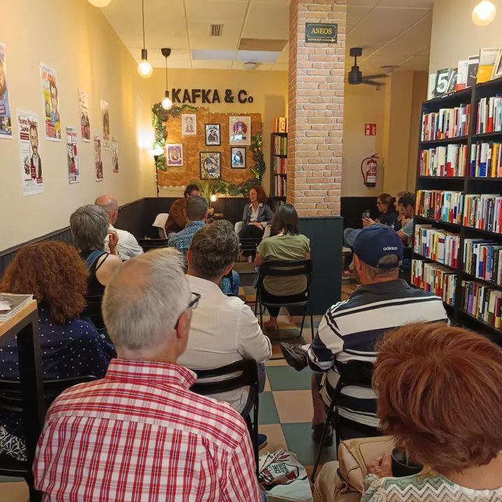 caeiromagno's tweet image. Presentación de Tren negro @edenhuida , con Emma Fernández en Librería Kafka &amp;amp; Co.