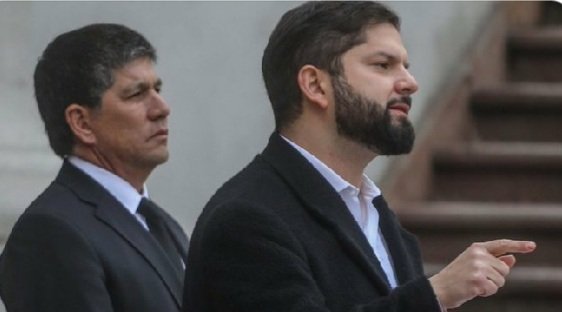 --A los que sufren de Amnesia selectiva.
El subsecretario del Interior del gob "feminista" de <a href="/GabrielBoric/">Gabriel Boric Font</a> Monsalve, VIOLÓ Y ABUSÓ de una subalterna  y ningúna "feminista alzó la voz en su defensa.

¿Pero para la extrema izquierda el peligro para las mujeres es KAST??