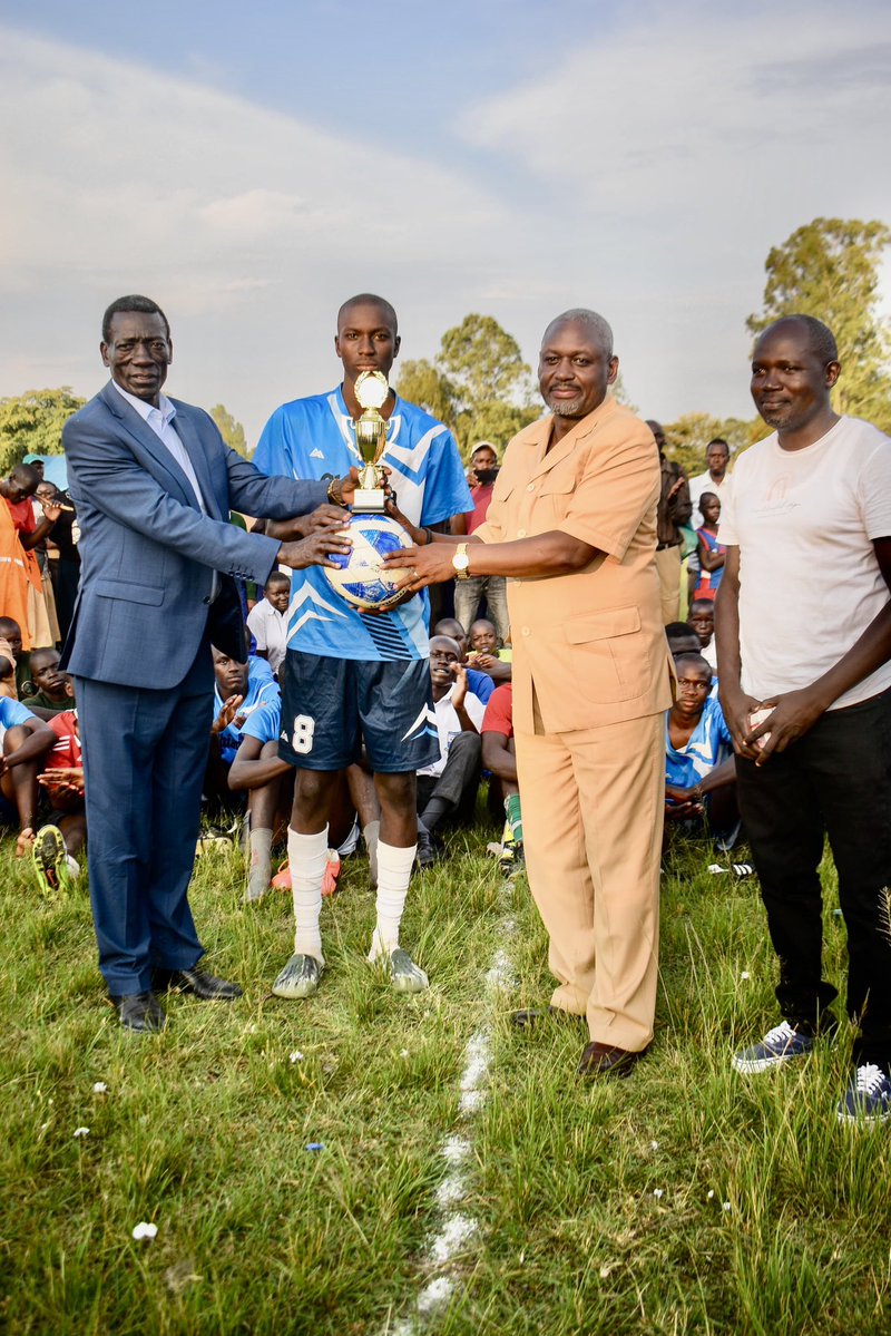 OAmollo's tweet image. Arranged, Presided-Over &amp;amp; Awarded The Winner In The Post-Event Match Between Rarieda Teachers &amp;amp; Chianda Boys Soccer Team. Chianda Won 2-0.