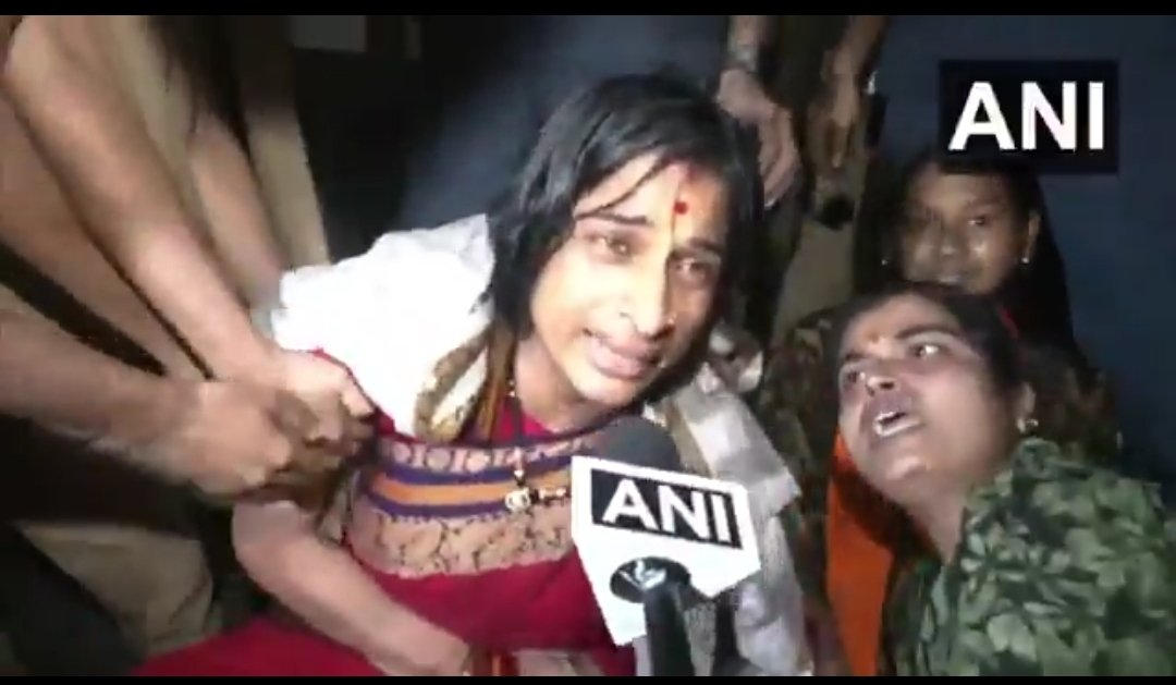 Big Breaking 🚨
Right now BJP leader Madhavi Latha has been arrested during protest against the demolition of a temple at Banjara Hills, Hyderabad.

Only few leaders left who still cares for temple, Support her 🕉️🙏🏻
