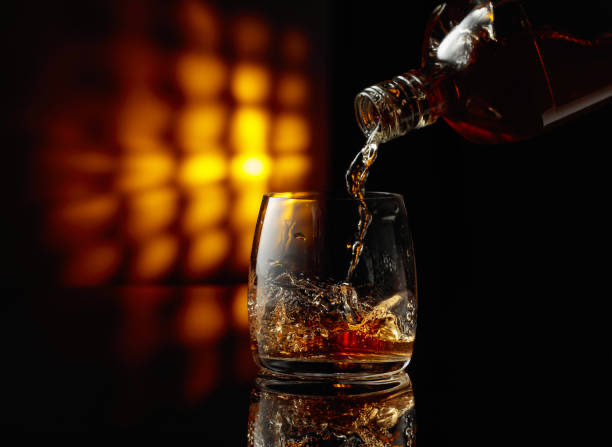 JuanAnt45206729's tweet image. #MuerteProgramada
Roída el alma
tenía
el alma roída
Su día a día
se consumía
en versos
tristes
y
bourbons apagados
que consumían
sus largas madrugadas
Había optado por
silenciarse,
por opacarse,
por una vida
sin más sobresaltos
que las cartas
acumuladas
en su buzón