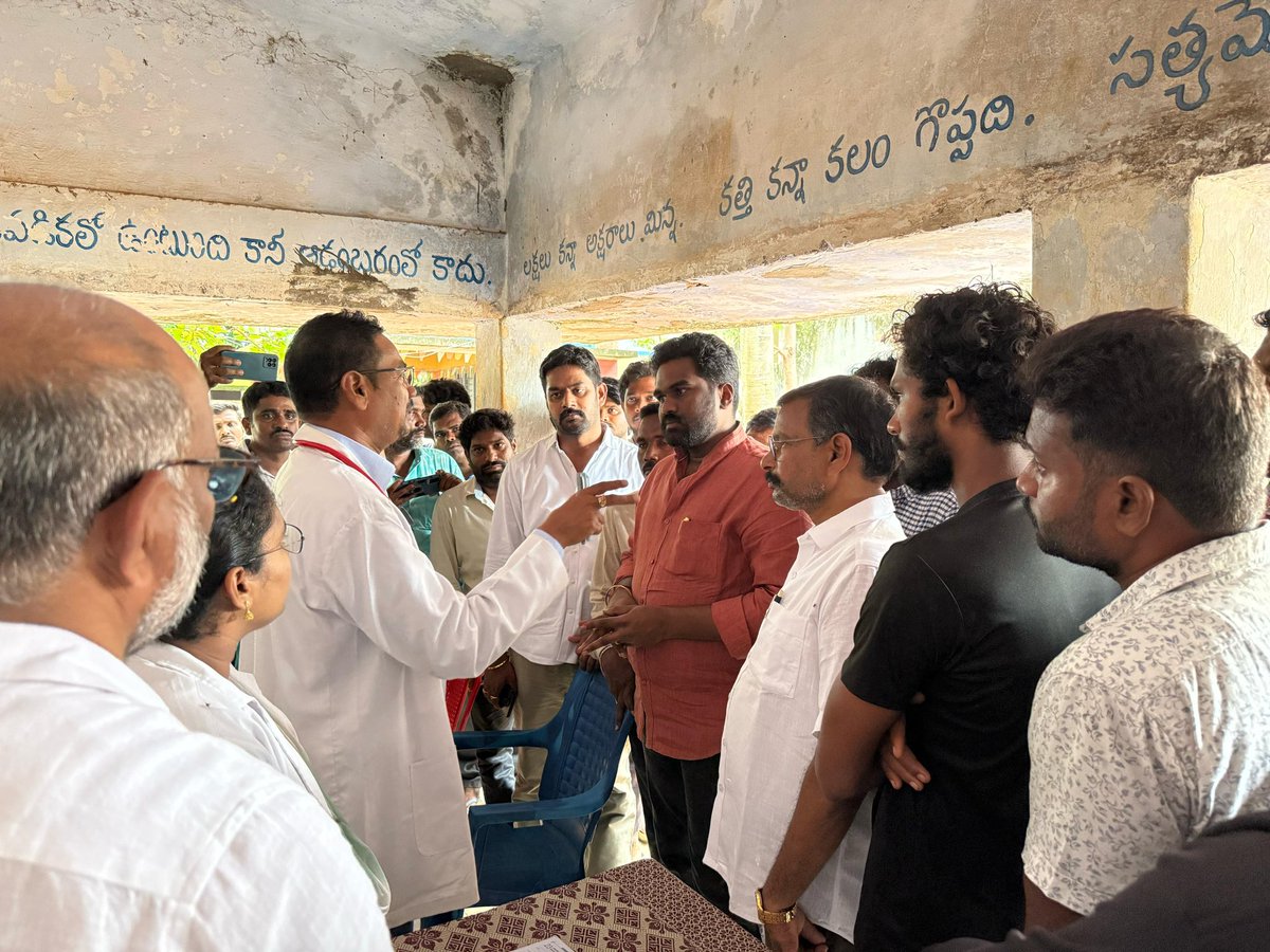 DrSandeepJSP's tweet image. జనసేన పార్టీ ప్రజా పరామర్శ – భద్రాయపేట  
జూలై 24 ఉదయం, భీమిలి నియోజకవర్గ జనసేన పార్టీ ఇంచార్జ్ డాక్టర్ సందీప్ పంచకర్ల గారు పద్మనాభం మండలంలోని భద్రాయపేట గ్రామాన్ని సందర్శించి గ్రామ ప్రజల కిడ్నీ సమస్యలపై మానవీయ స్పందనతో వైద్యులచే తగిన చికిత్స అందించాలని సూచించారు. మెడిసిన్ వాడకంపై…