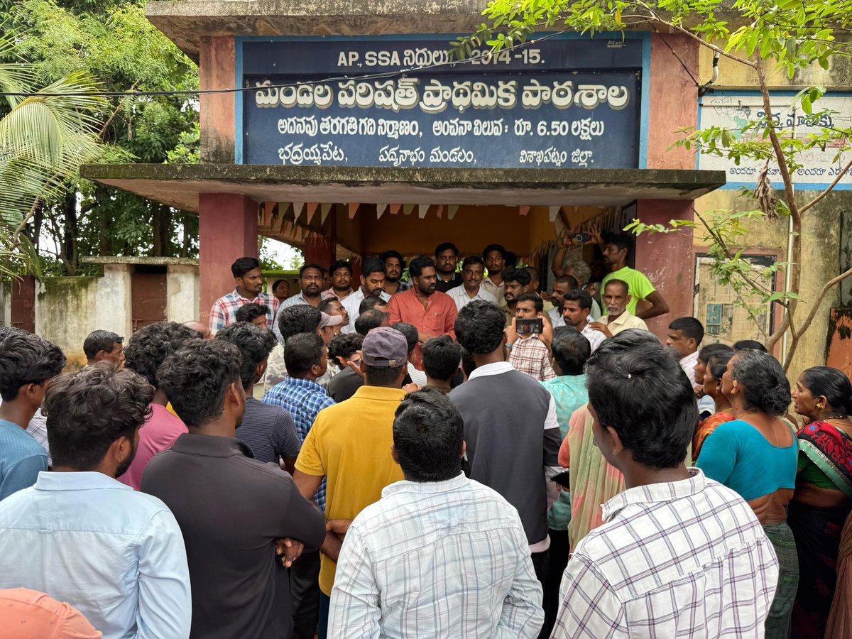 DrSandeepJSP's tweet image. జనసేన పార్టీ ప్రజా పరామర్శ – భద్రాయపేట  
జూలై 24 ఉదయం, భీమిలి నియోజకవర్గ జనసేన పార్టీ ఇంచార్జ్ డాక్టర్ సందీప్ పంచకర్ల గారు పద్మనాభం మండలంలోని భద్రాయపేట గ్రామాన్ని సందర్శించి గ్రామ ప్రజల కిడ్నీ సమస్యలపై మానవీయ స్పందనతో వైద్యులచే తగిన చికిత్స అందించాలని సూచించారు. మెడిసిన్ వాడకంపై…