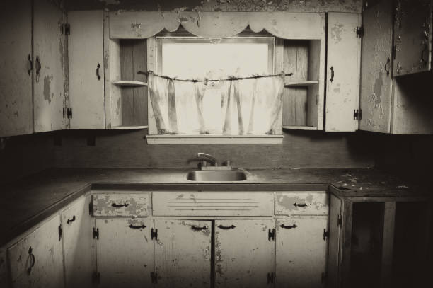 JuanAnt45206729's tweet image. #MuerteProgramada_II
Todo era desorden,
dejadez
En la cocina,
se apilaban
los platos sucios
y los cartones
de la Pizzería Luiggy;
en su mesa de trabajo,
hojas y libros
libraban
batallas diarias
entre polvo y
tabaco de pipa
Su caos
era su particular
equilibrio
vital