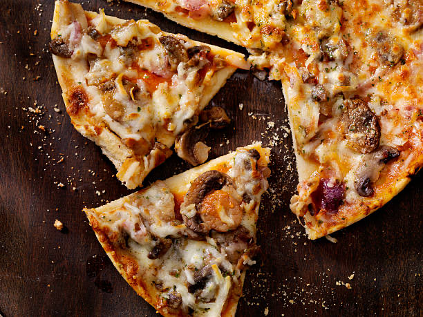 JuanAnt45206729's tweet image. #MuerteProgramada_II
Todo era desorden,
dejadez
En la cocina,
se apilaban
los platos sucios
y los cartones
de la Pizzería Luiggy;
en su mesa de trabajo,
hojas y libros
libraban
batallas diarias
entre polvo y
tabaco de pipa
Su caos
era su particular
equilibrio
vital