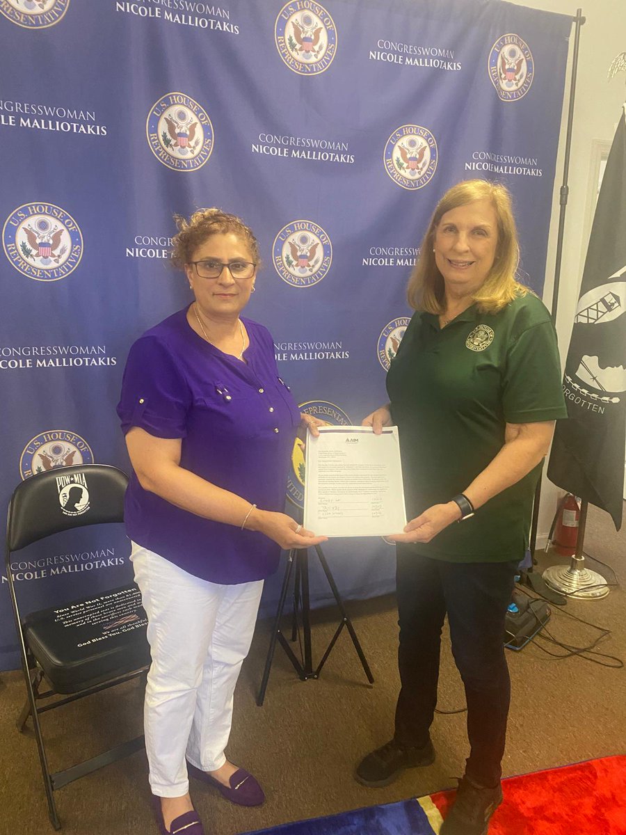 Delivered 187 signatures from Staten Island residents to Sherry Diamond, District Director for <a href="/NMalliotakis/">Nicole Malliotakis</a>, in support of the fight against Alzheimer’s 💜
Grateful for the community’s voice &amp; continued advocacy.
#ENDALZ #AlzheimersAwareness #StatenIsland <a href="/RepNicole/">Office of Rep. Nicole Malliotakis</a>