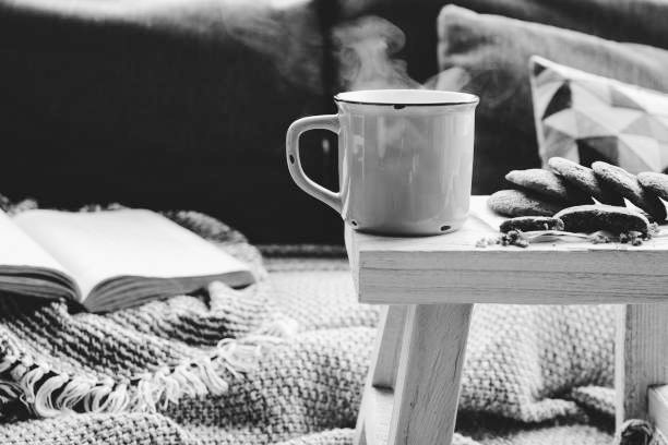 JuanAnt45206729's tweet image. #MuerteProgramada_III
Se había atrevido a soñar,
con cosas pequeñas y
a la vez tan grandes…
Ese primer café de la mañana,
con sus galletas favoritas,
ese beso limpio
en la intimidad
del brote,
esas fotos
a la orilla
del invierno
Se había atrevido a soñar
y los dioses…