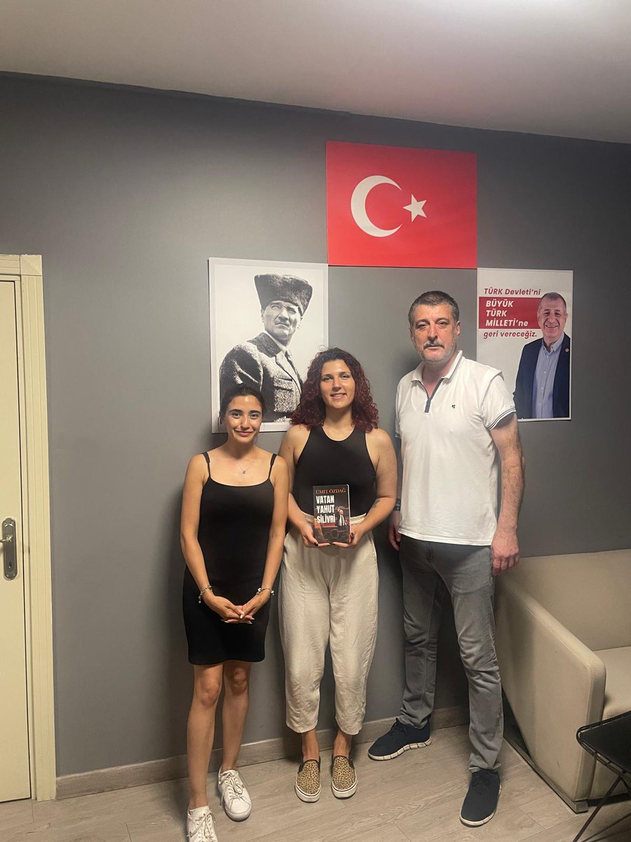 Bu akşam düzenlediğimiz 
Söylemden Kimliğe 
Diksiyon Atölyesi isimli Egitim Seminerimize Değer katan Sayın 
<a href="/filiamventusue/">Sude Naz Gürkan</a> hanıma 
Sayin Genel başkanımız <a href="/umitozdag/">Ümit Özdağ</a> ın son kitabı 
#VatanYahutSilivri Kitabını 
İlçe Başkanımız Sayın <a href="/KerimSDemir/">Kerim SAĞLAMDEMİR 🇹🇷</a> 
Takdim ettiler ..