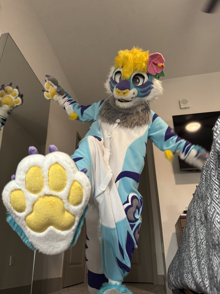 Rocket_Pup_Prod's tweet image. Some indoor feet paws I made for my beautiful bodacious fiancé's birthday! 🎉
Made on a modified pattern of @FarukuCostumes paw base 🐾
Kigu 🪡: @mangoislandarts
Suit head & hand paws 🪡: @WildcatCostumes