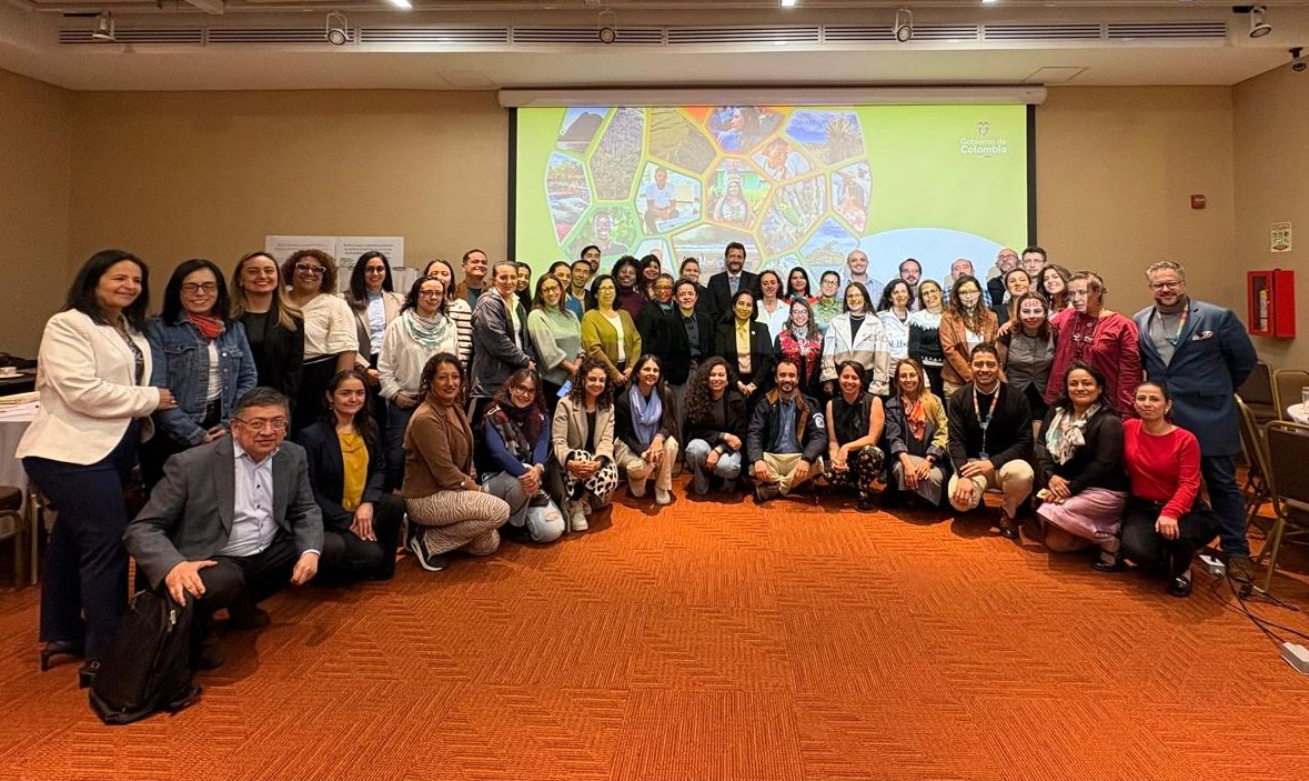 PnudColombia's tweet photo. El @theGEF con el Programa Umbrella apoya a @MinAmbienteCo para avanzar en su:
 
-Plan de acción de género.
-Indicadores de monitoreo.
-Planificación espacial participativa.
-Eliminar incentivos perjudiciales.
-Elaboración del Plan Financiero y
-7mo informe de biodiversidad. https://t.co/u257FAps2V