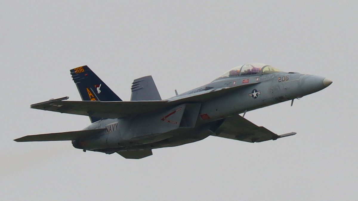 MARR_Airplanes's tweet photo. McDonnell Douglas F/A-18E Super Hornet Display and Demonstration @NASOceana DOD open house and airshow 2024 part 3. Including a low pass from VFA-106. 👍😁
#nasoceana #militaryaviation #fighterjets #aviationlovers #avgeek #photography #f18e #boeing https://t.co/p1JUg7dR06