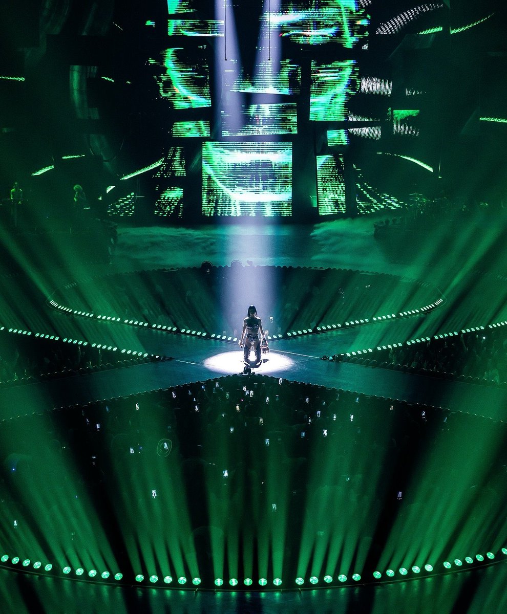 wakingonperry's tweet image. Milésima foto icônica da lifetimes tour