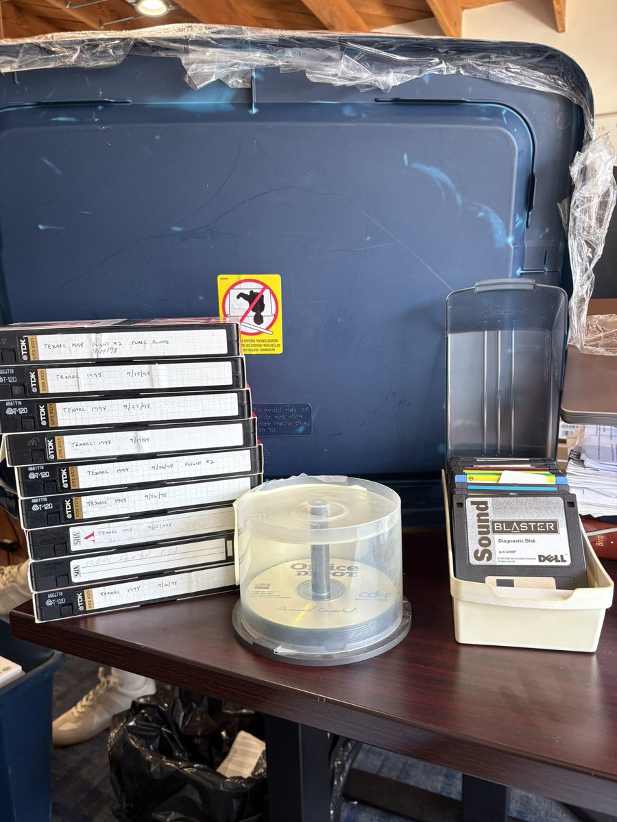 ksuski's tweet photo. I love physical media. Bring it back. 💾💿📼💆‍♀️ https://t.co/JrjCUyl39k