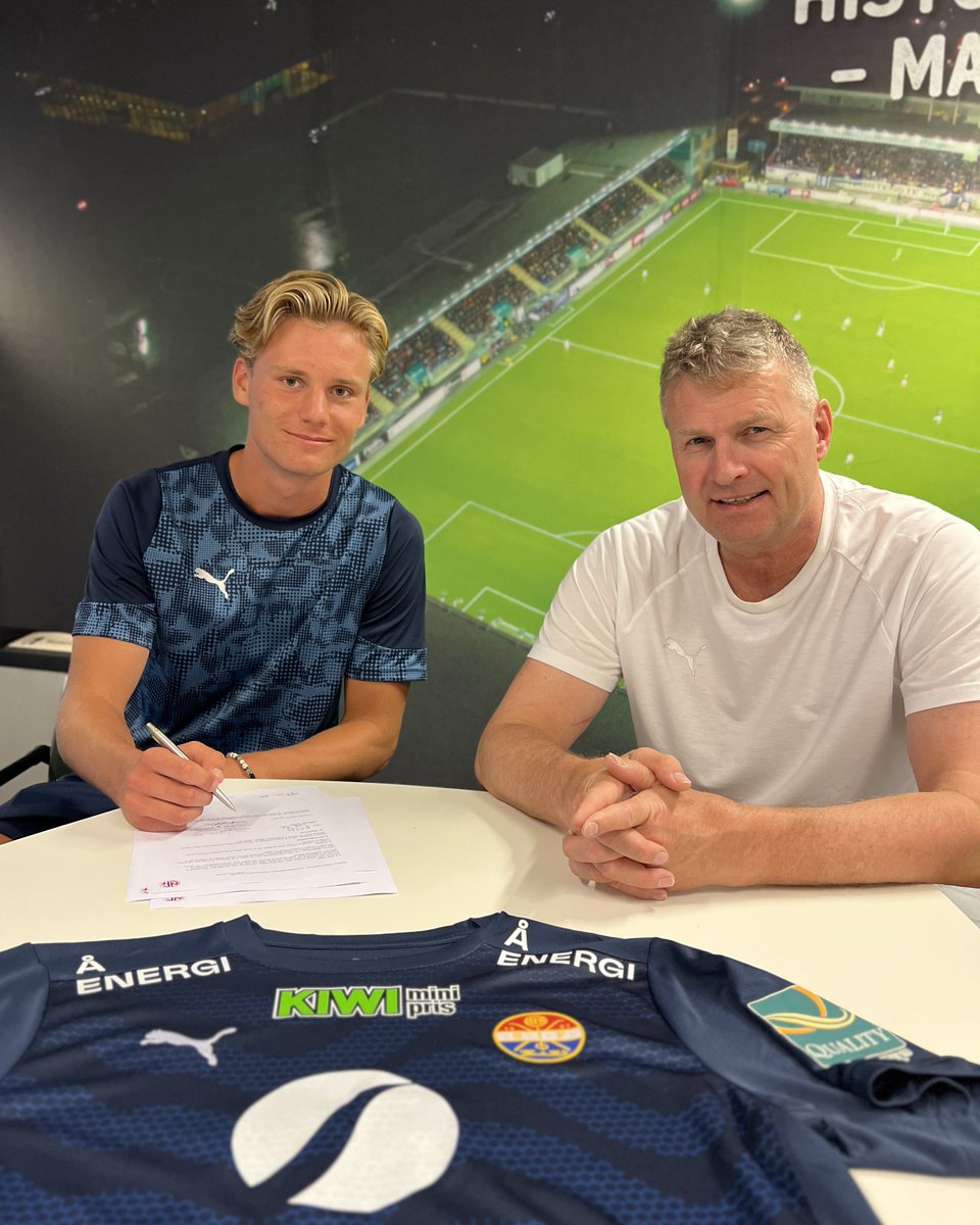 Vi gratulerer Isac Tostrup-Kval med sin første proffkontrakt med Strømsgodset! ✍🏼 

Den 17 år gamle midtstopperen har deltatt jevnlig på A-lagstreninger de siste ukene, og signerte i dag en to-årig kontrakt med klubben. 

Les mer 📲 godset.no/nyheter/proffk…