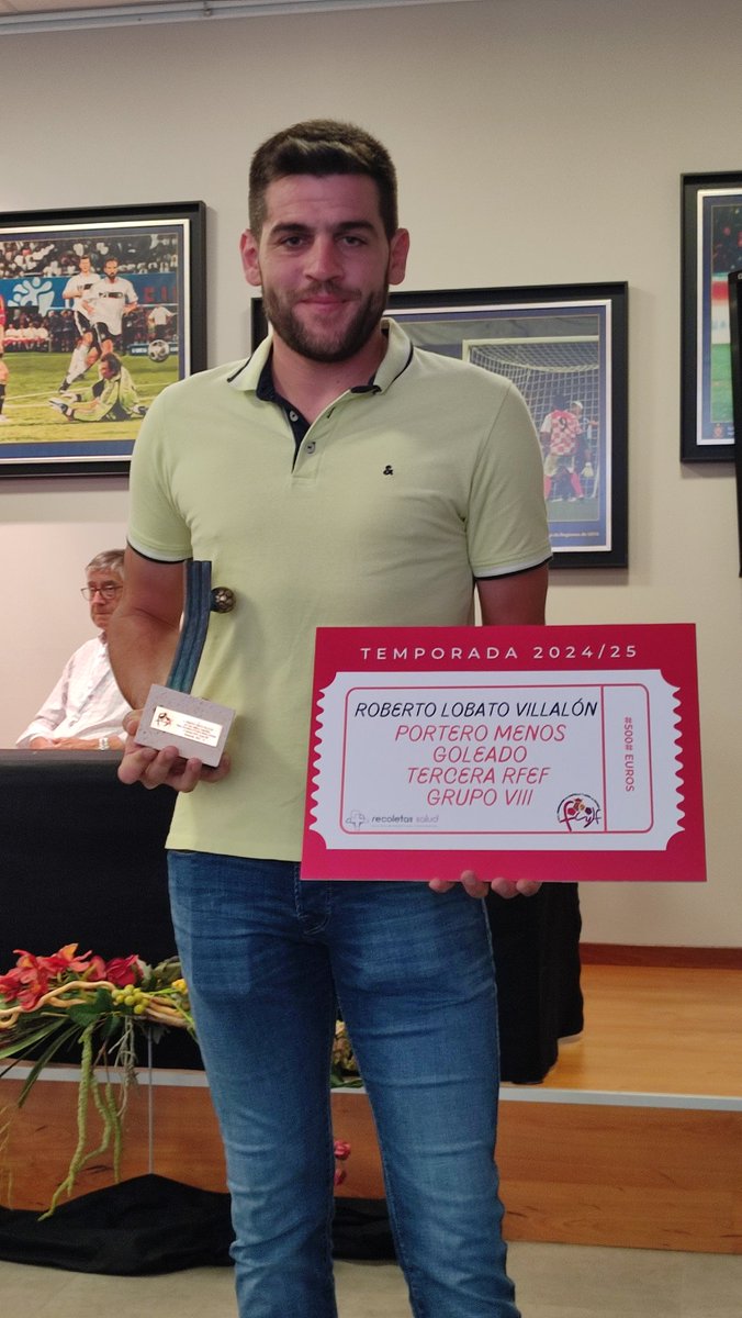 🥅🏆 Farolo ha recogido tras la Asamblea General de la <a href="/FCyLF/">RFCYLF</a> el premio al portero menos goleado del Grupo VIII de 3ªRFEF la pasada temporada.

¡Enhorabuena, <a href="/RobertoFarolo13/">Roberto Lobato</a>! 👏