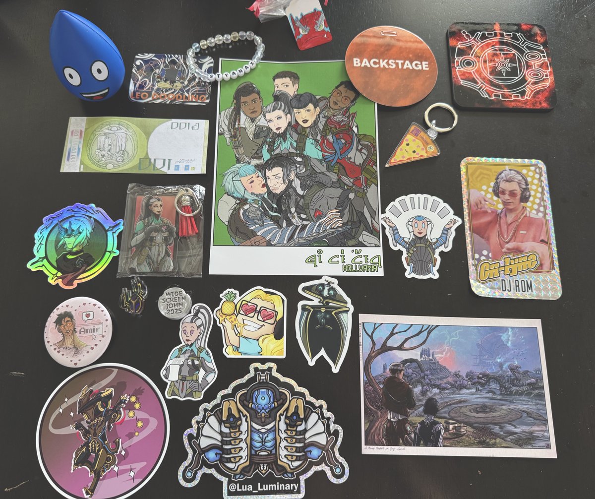 CoreyOnline's tweet image. TennoCon 2025 treasures!
Some (but not all) of the gubbins I was gifted by Tenno around the showfloor!
As a K-pop and live music fan I LOVE how 'fan merch' culture is a big part of Warframe & TennoCon 💜