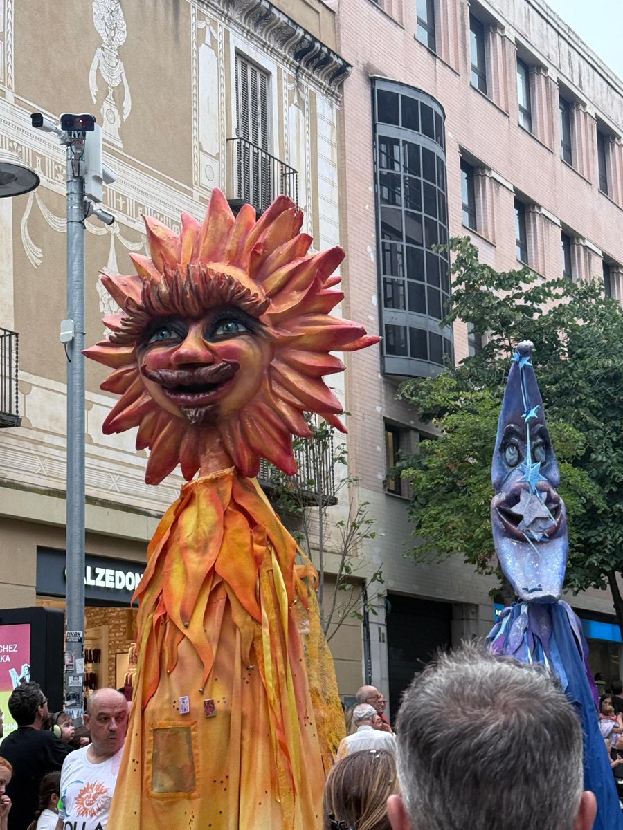 ercmataro's tweet image. A la #Gegantada, els gegants omplen els carrers de Mataró de colors i balls.

Una jornada a les portes de #Santes2025 que demostren la riquesa cultural de Mataró.

💛 Gràcies a les colles i a tothom qui fa possible una tradició tant bonica!