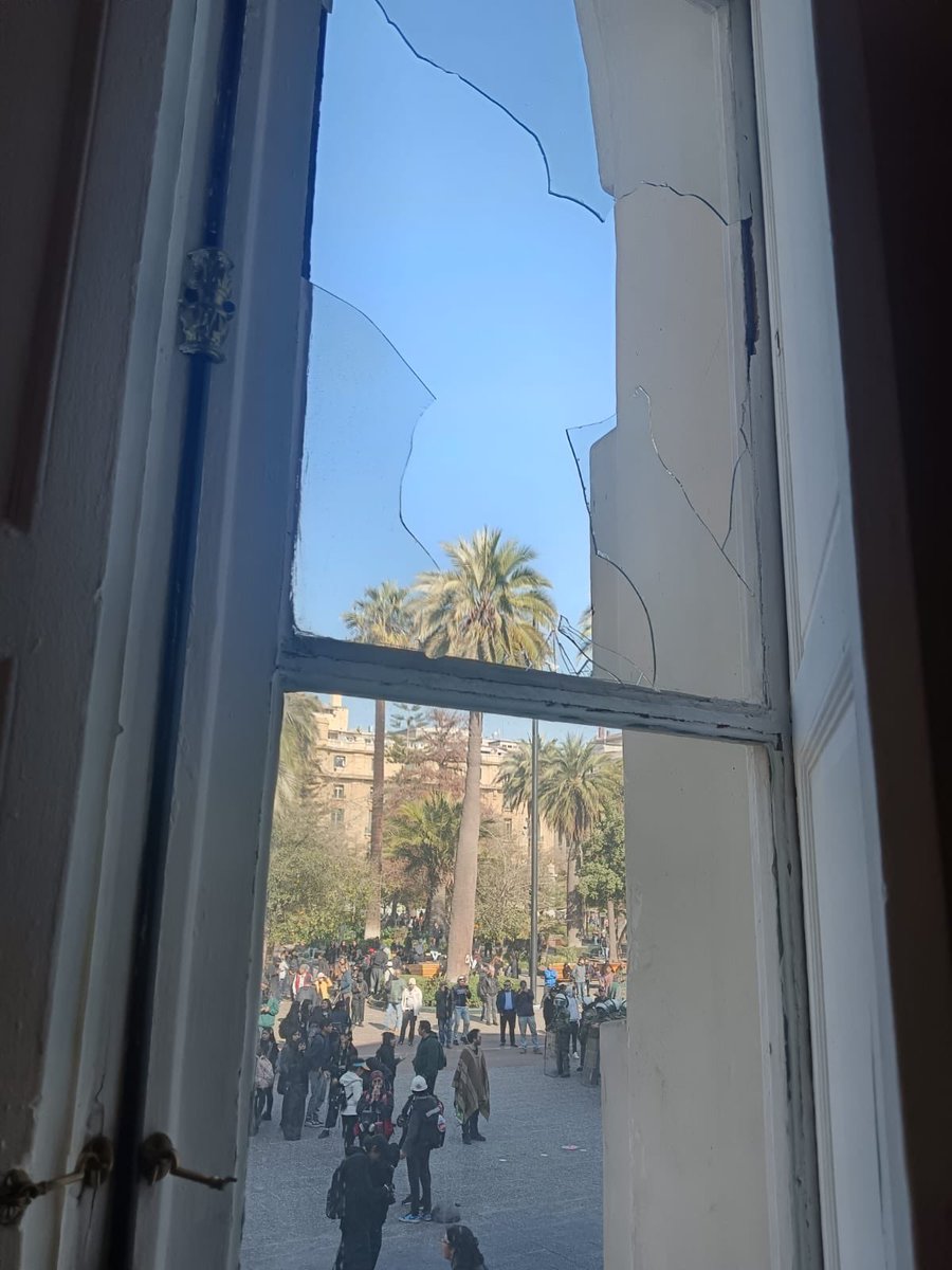 Martinezxstgo's tweet image. Delincuentes del Instituto Nacional realizan un verdadero turbazo en la @Muni_Stgo. Reventaron ventanas, intentaron ingresar a la fuerza y se enfrentaron con carabineros.
Debemos aplicar la ley y expulsarlos de nuestros liceos. Ellos son los sicarios de la educación pública.