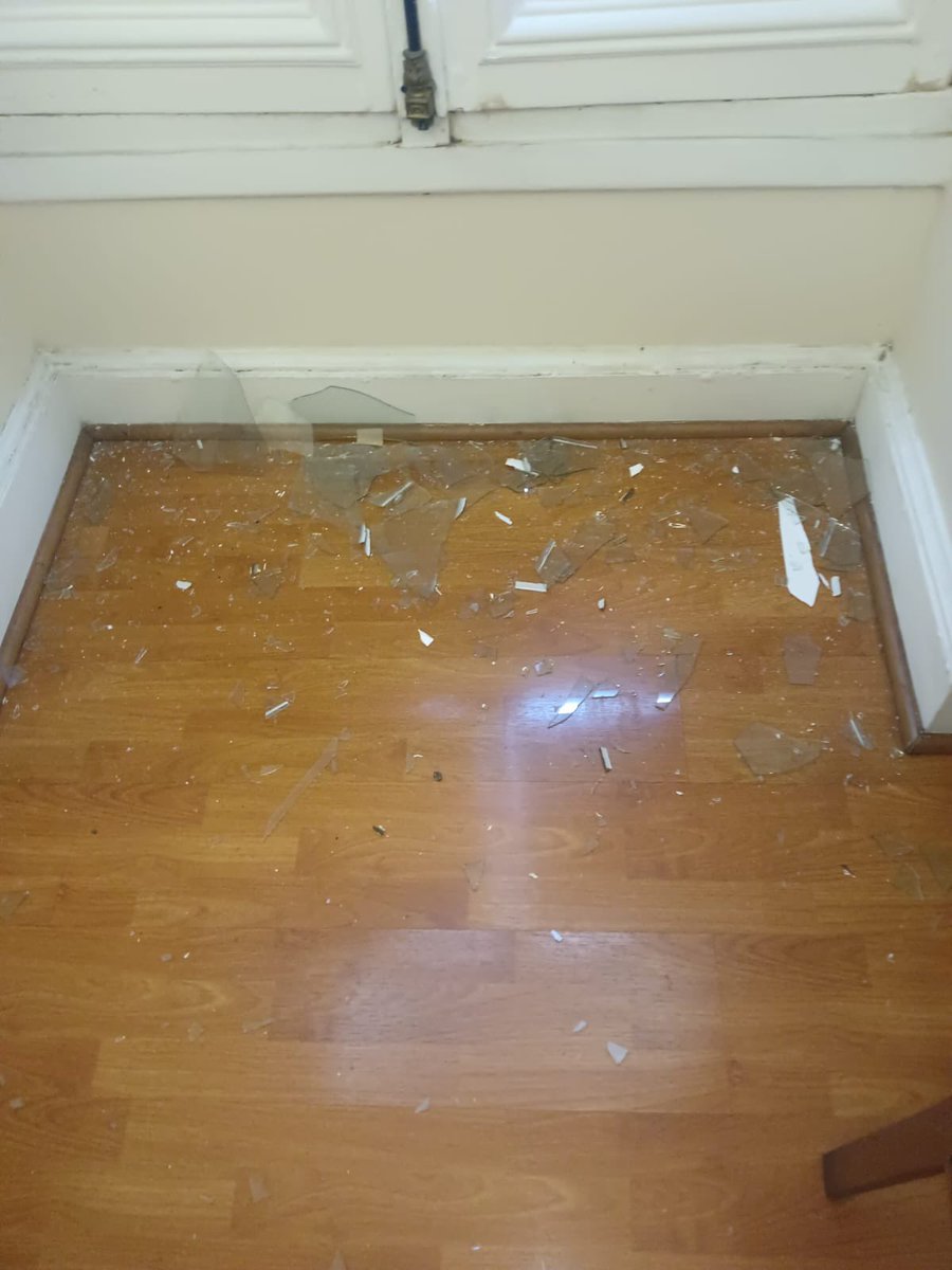 Martinezxstgo's tweet image. Delincuentes del Instituto Nacional realizan un verdadero turbazo en la @Muni_Stgo. Reventaron ventanas, intentaron ingresar a la fuerza y se enfrentaron con carabineros.
Debemos aplicar la ley y expulsarlos de nuestros liceos. Ellos son los sicarios de la educación pública.