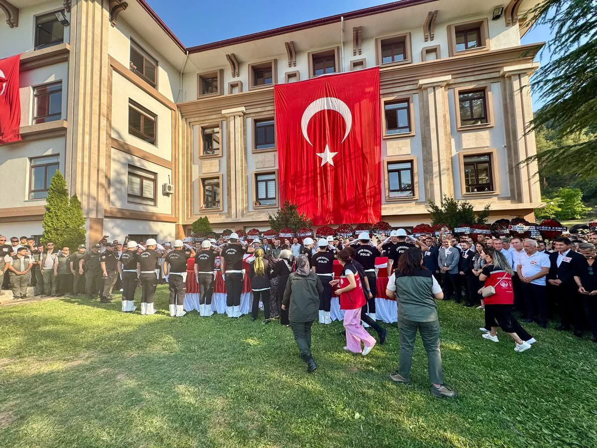📍Denizli

Eskişehir’deki orman yangınlarında görevleri başında şehadete yürüyen kıymetli evlatlarımız Hilmi Şahin ve Sercan Ütni’yi Denizli Orman Bölge Müdürlüğümüzde düzenlenen törenin ardından defnedilmek üzere Beyağaç ilçemize uğurladık.

Yüreğimiz yanıyor, acımızın tarifi
