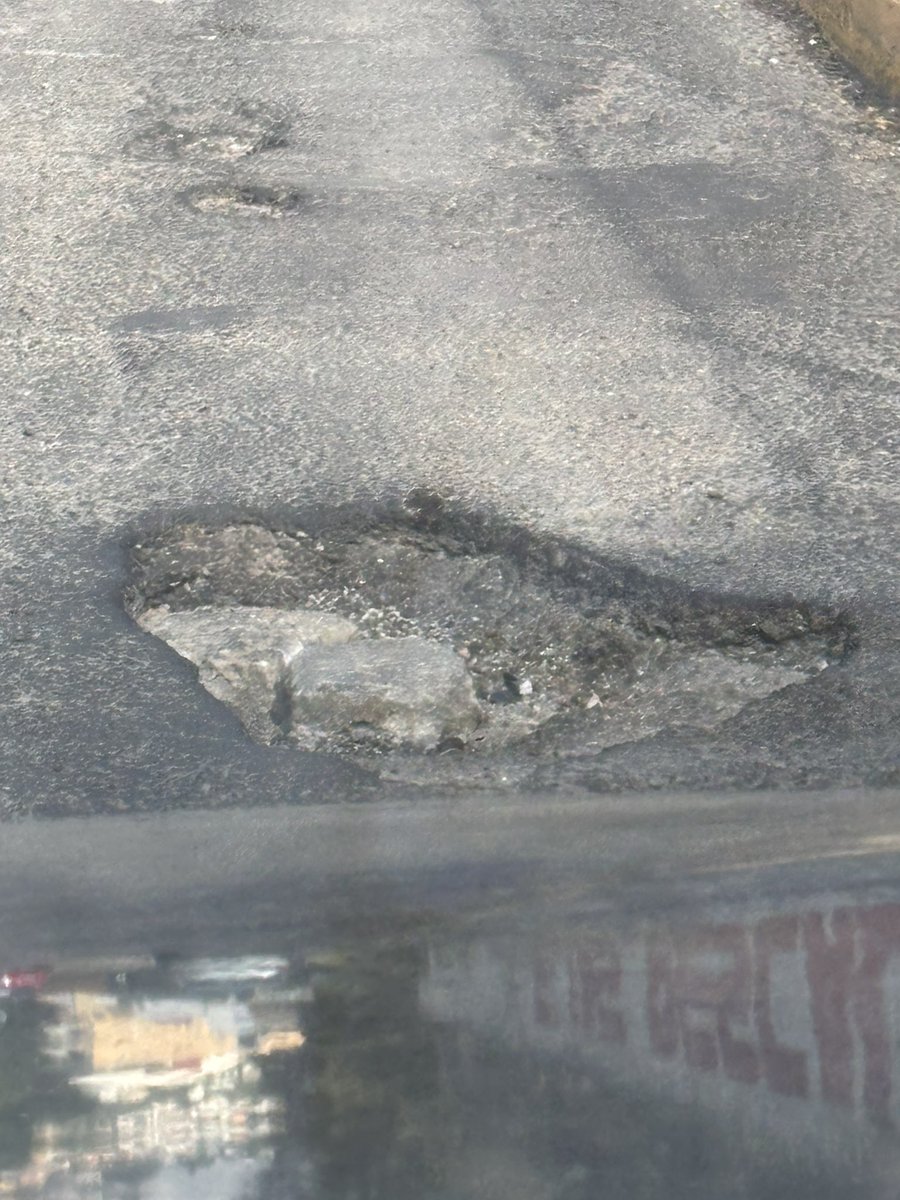 CHARROFER's tweet photo. @isaacsolar Presidente solicitamos su ayuda. Av. San Miguel en Jardines de San Mateo y Real San Mateo está totalmente llena de baches.  A quien nos tenemos que dirigir para que soluciones este problema ?? https://t.co/7fbnGRk4XE