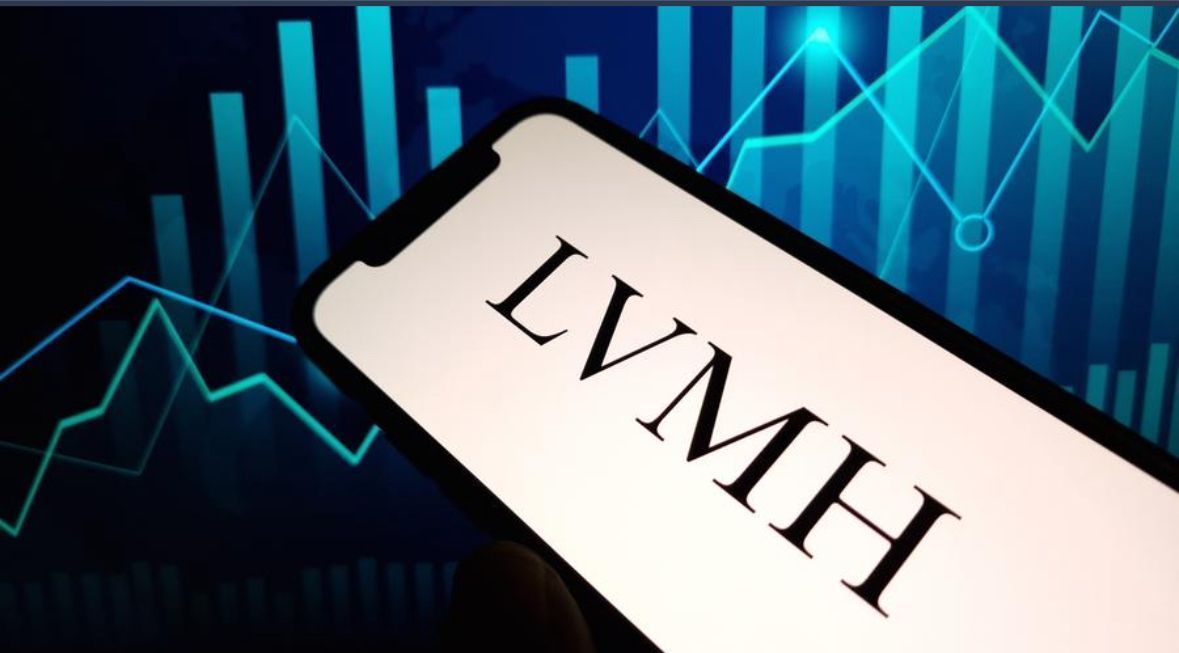 [business] LVMH tient le cap face aux secousses du marché du luxe ✨et dans l’attente des droits de 🛃 douane des 🇺🇸USA

Le chiffre d’affaires du groupe a baissé de 3% par rapport à la même période de 2024, à 39,8 milliards d’euros, et de 4% sur le seul deuxième trimestre.